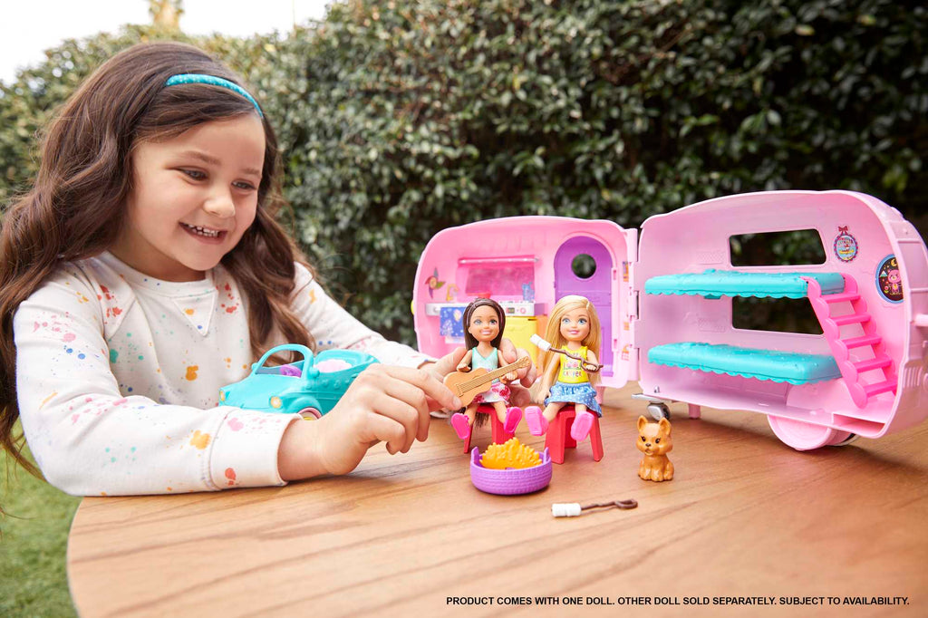Barbie Club Chelsea Karavanı Oyun Seti, Chelsea'nin Yavru Köpeği Ve Aksesuarlar Fxg90