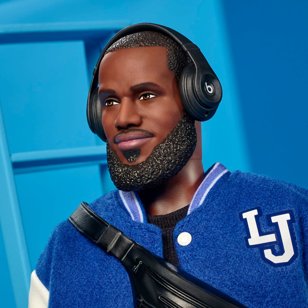 Muñeco Kenbassador Coleccionable De Lebron James De Barbie Signature Con Conjunto De Chaqueta Universitaria Y Accesorios