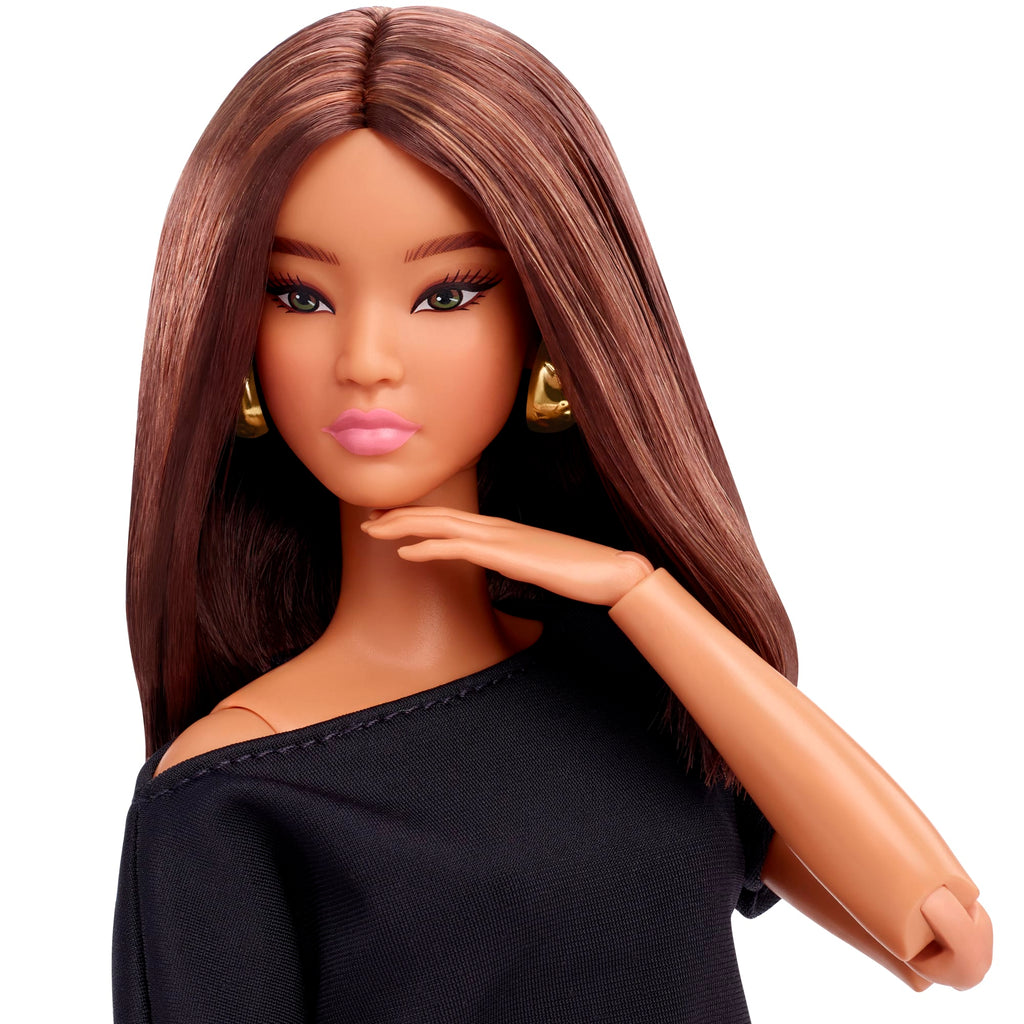 Muñeca De Coleccionista Barbie Basics Modelo 01 Con Pelo Castaño, Vestido Negro Y Botines De Punta