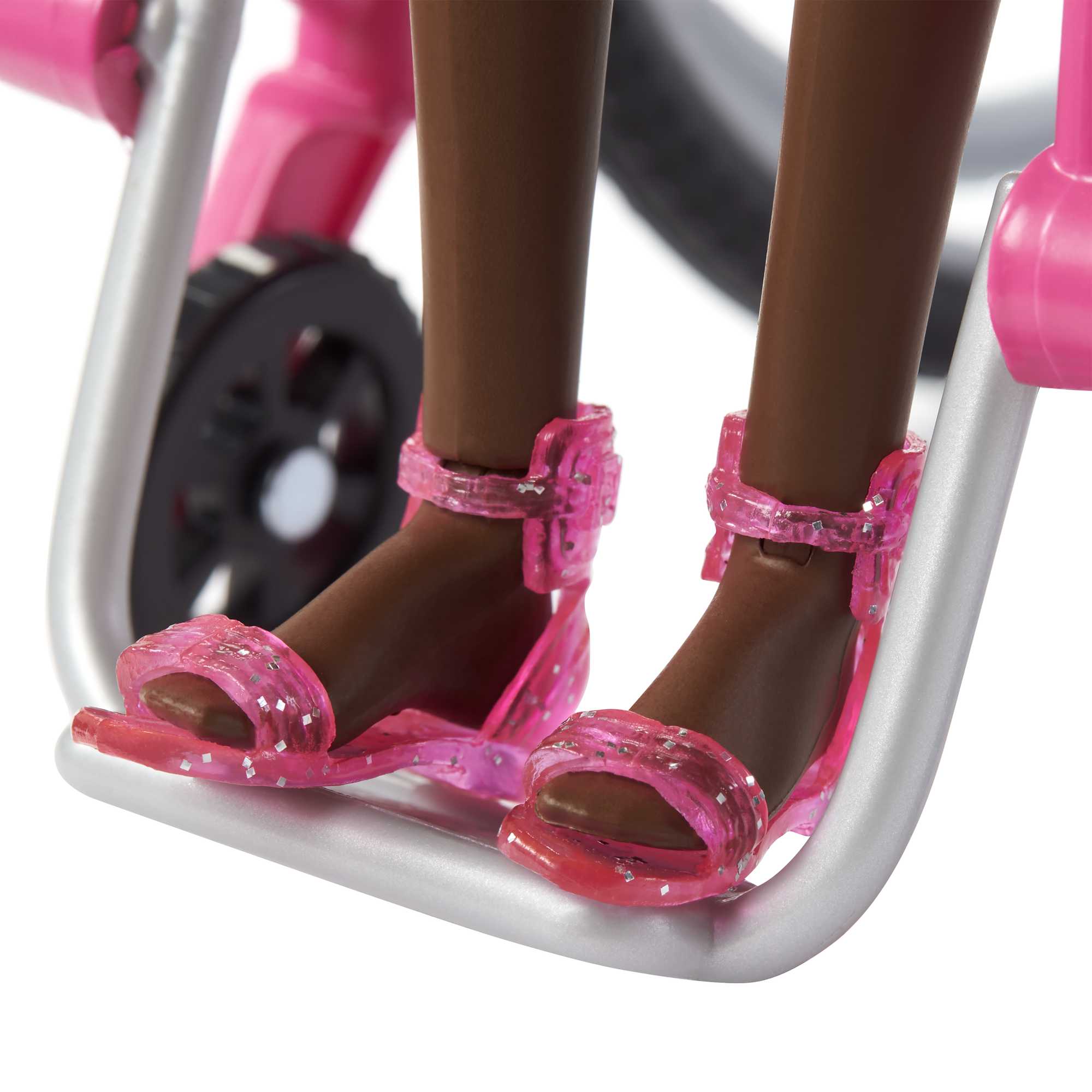 Barbie Fashionistas Lalka z wózkiem inwalidzkim i rampą