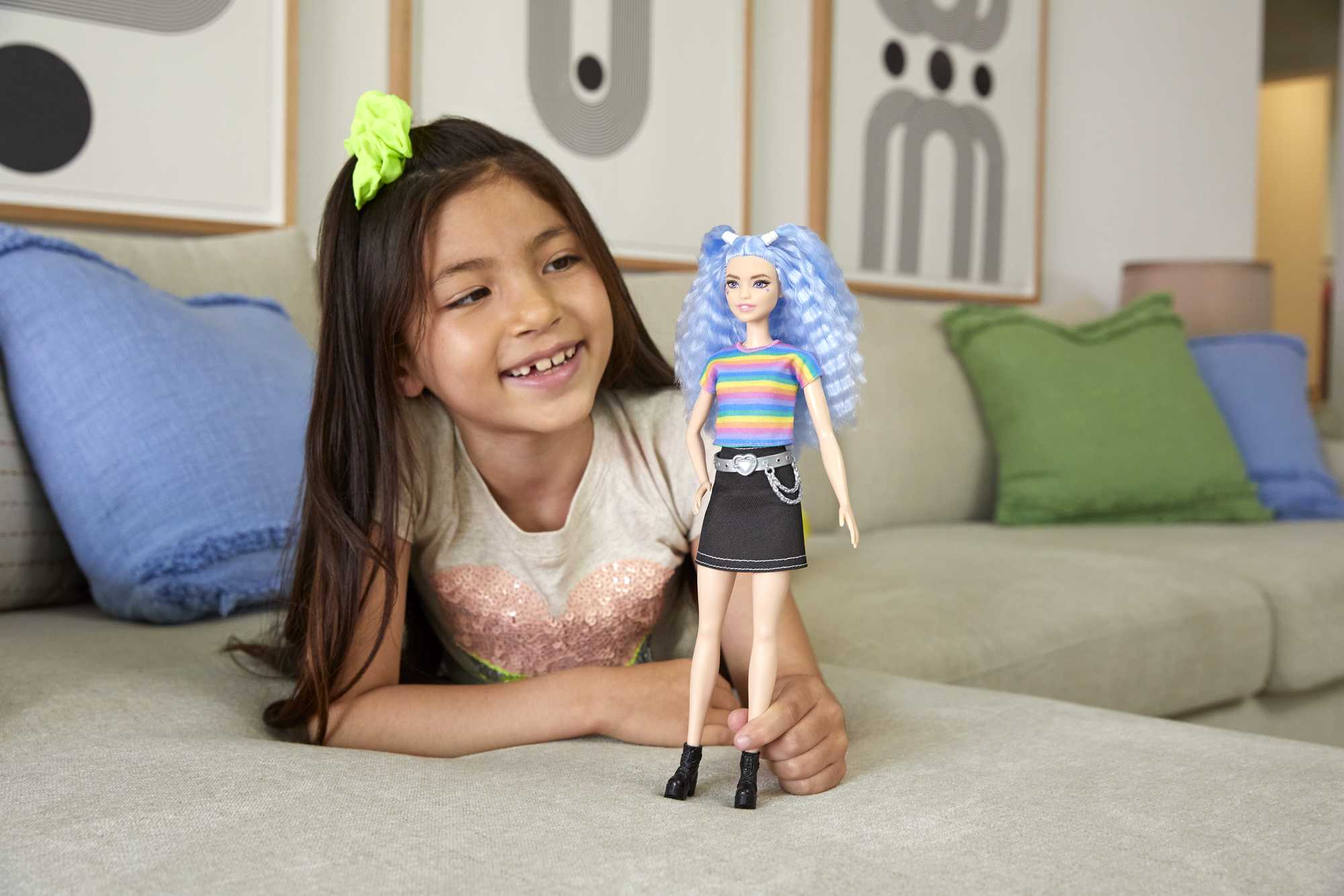 Barbie Fashionistas Puppe (Blaue Haare) Im Regenbogen-Shirt Und Rock