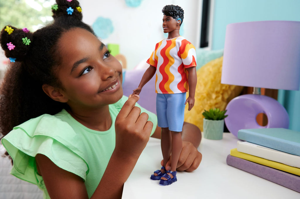 Barbie Fashionistas Ken-Puppe Nr. 220 Mit Hörgeräten, Die Ein Orangefarbenes Shirt Und Plateau-Schuhe Trägt