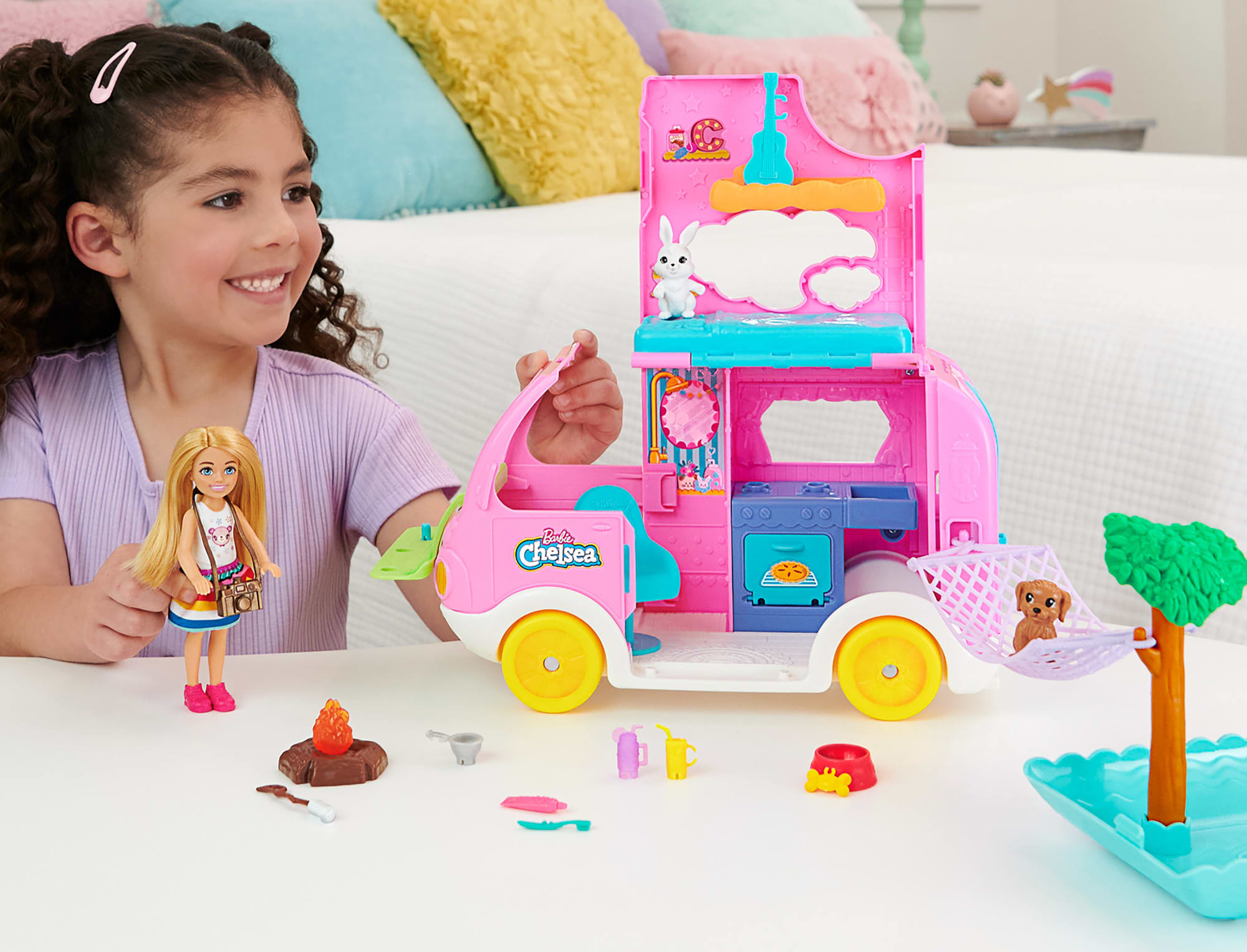 Barbie Chelsea 2-In-1-Camper-Spielset Mit Kleiner Chelsea-Puppe, 2 Haustieren Und 15 Zubehörteilen