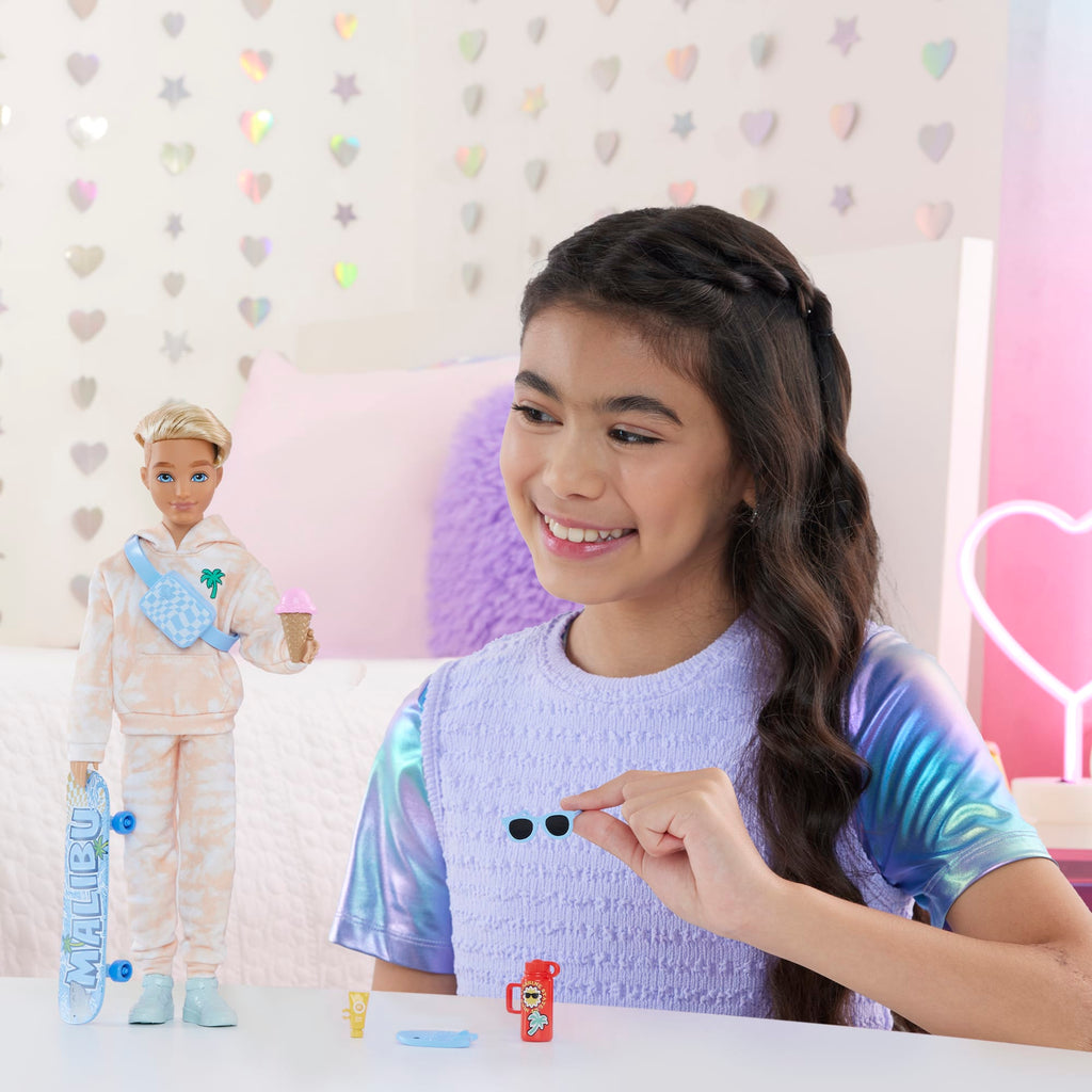 Muñeco De Moda Ken De Barbie Dream Besties Con 9 Accesorios Temáticos De Verano Y Monopatín