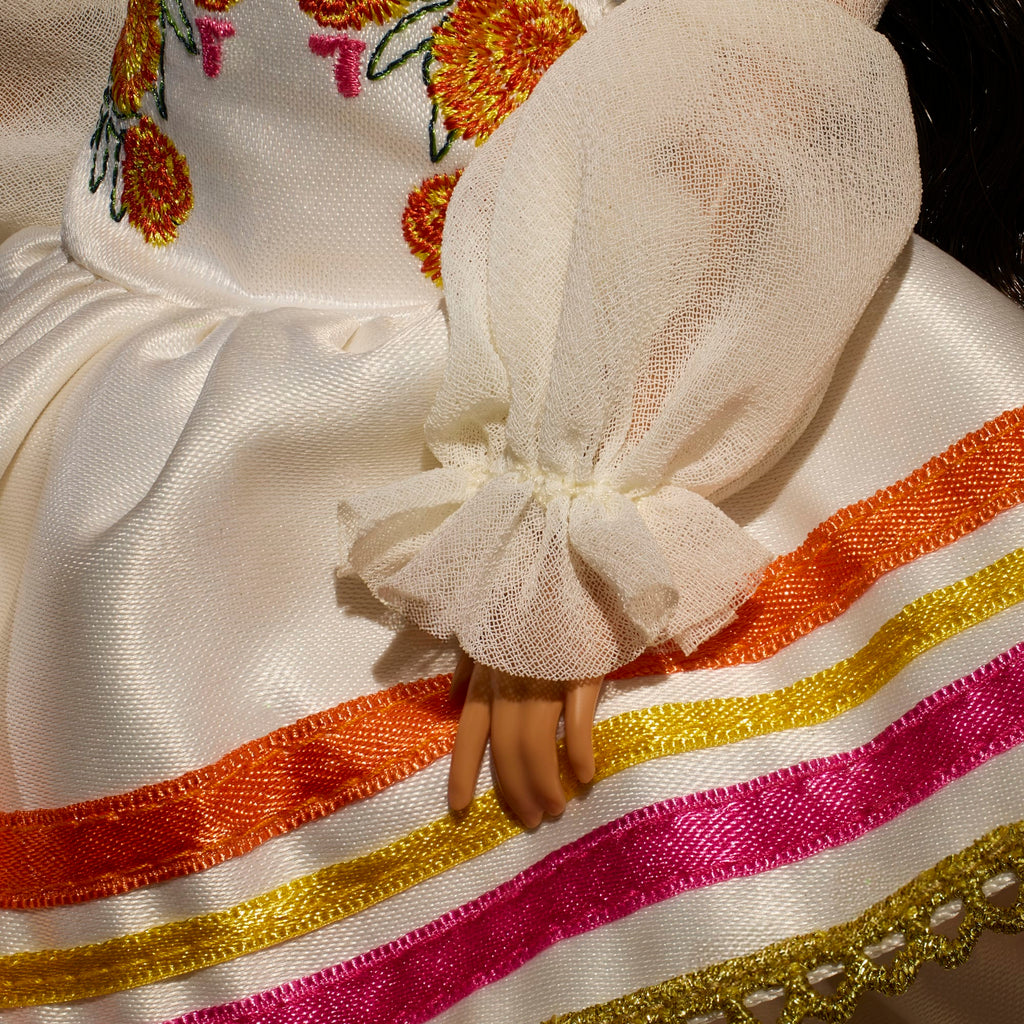 Barbie Signature Dia de Muertos 2025 Lalka kolekcjonerska w kremowej zdobnej sukni Zabawka 6+