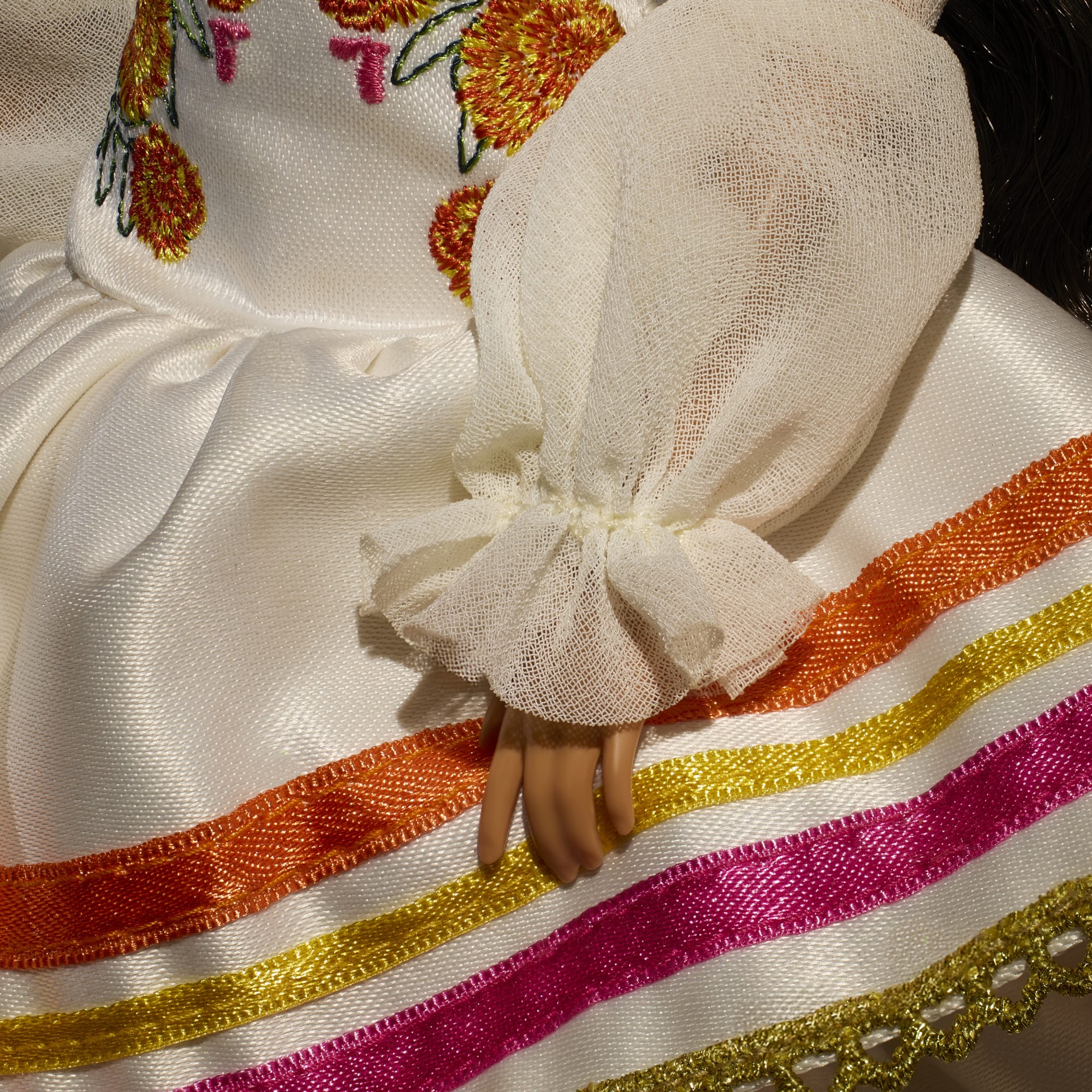 Barbie Signature Dia de Muertos 2025 Lalka kolekcjonerska w kremowej zdobnej sukni Zabawka 6+