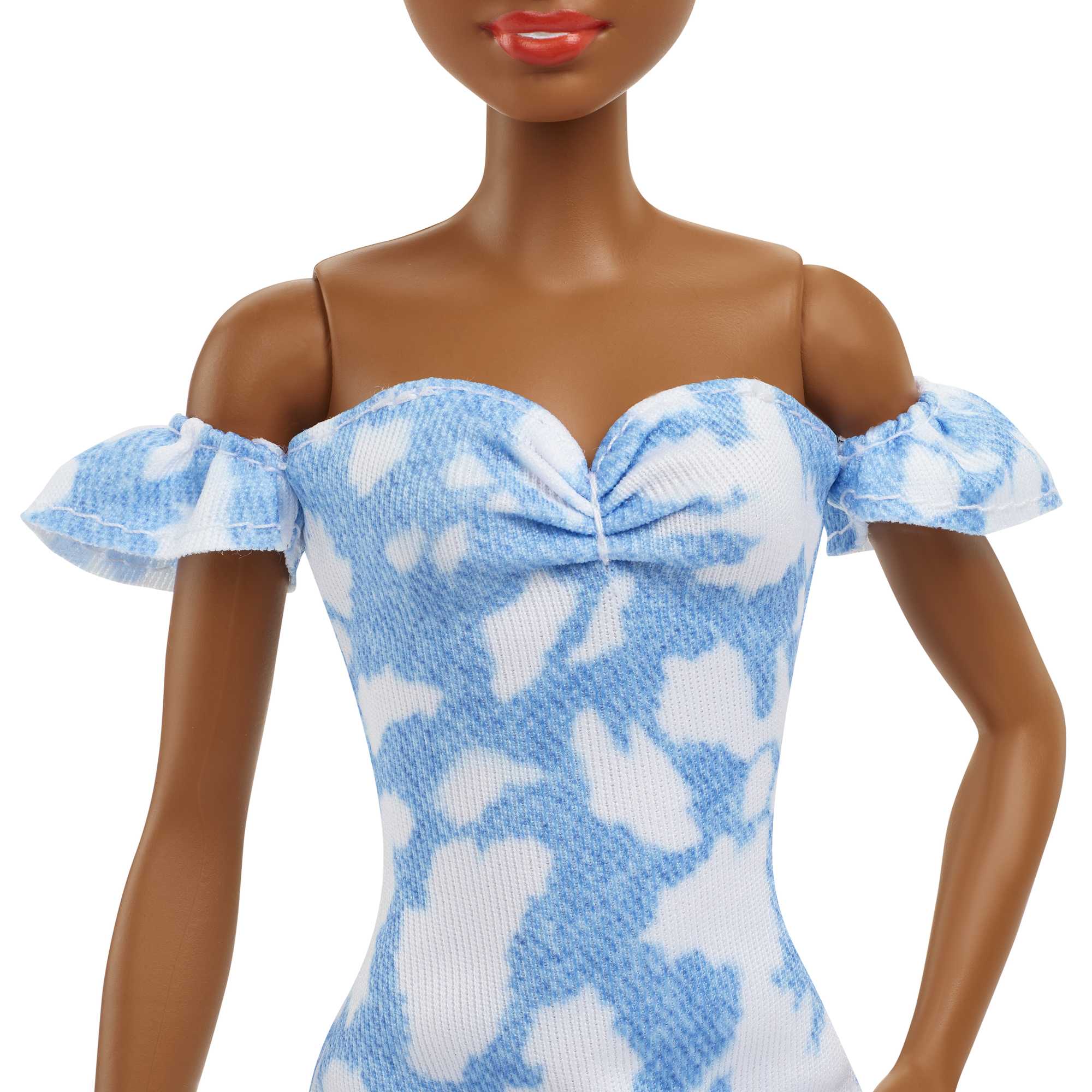Barbie Fashionistas Puppe Im Schulterfreien Gebleichten Jeanskleid, Schwarze Haare, Bandana, Für Kinder Von 3 Bis 8 Jahren