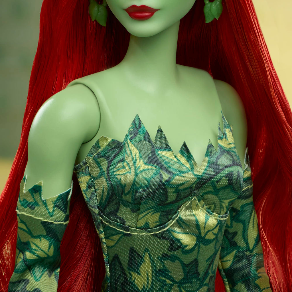 Barbie Signature Poison Ivy, Bambola Da Collezione Con Corpo Snodabile, Abito Iconico E Accessori, Da Collezione Dc Batman 85° Anniversario, Hrm51