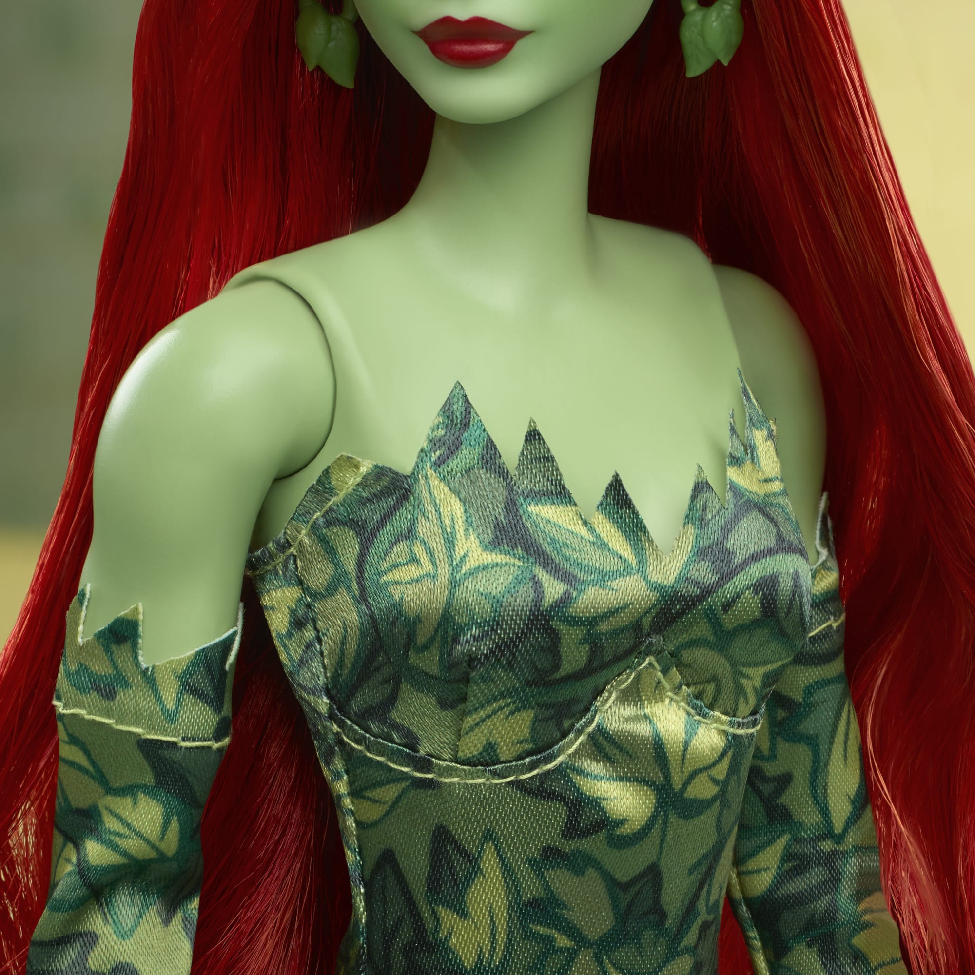 Barbie Signature Poison Ivy, Bambola Da Collezione Con Corpo Snodabile, Abito Iconico E Accessori, Da Collezione Dc Batman 85° Anniversario, Hrm51