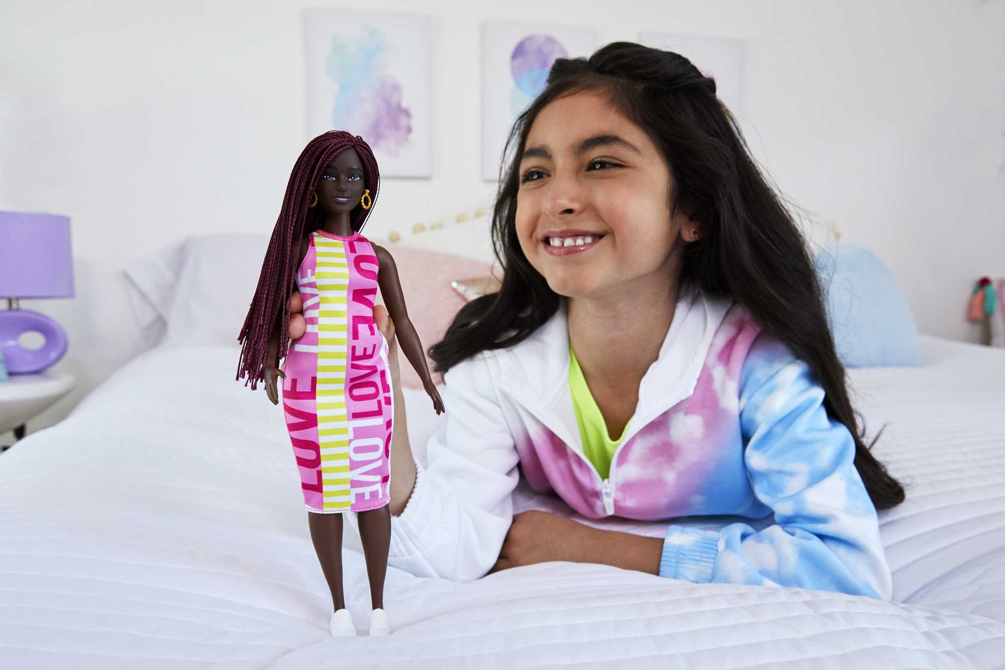 Barbie Fashionistas Puppe Im Ärmellosen Kleid Mit Der Aufschrift Love“, Kurvig, Purpurrote Zöpfe, Für Kinder Von 3 Bis 8 Jahren