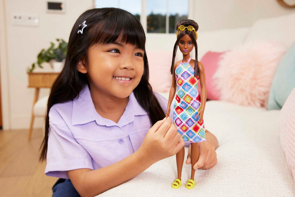 Barbie Fashionistas-Puppe Nr. 210 Mit Dutt Und Gehäkeltem Neckholderkleid