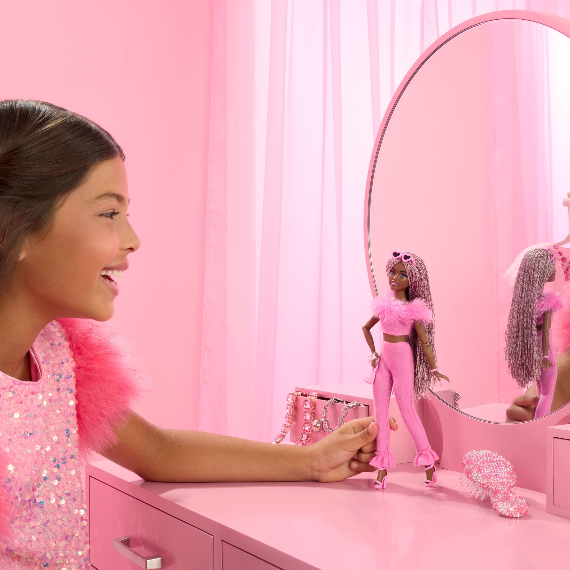 Barbie Luxe Stijl Pop Nr. 4 in Zachtroze Jumpsuit, Roze-Bruin Ingevlochten Haar