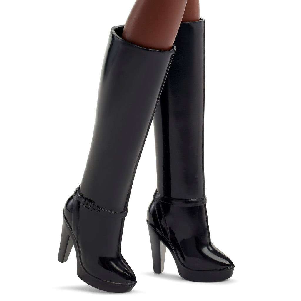Muñeca De Coleccionista Barbie Basics Modelo 03 Con Pelo Rojo Rizado, Vestido Negro Y Botas