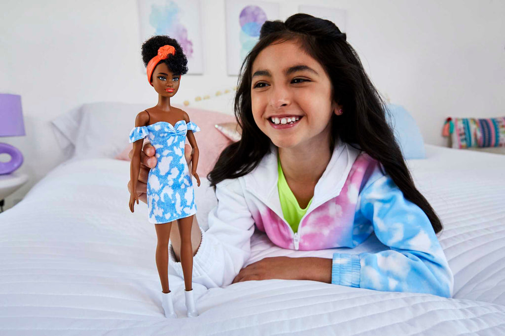 Barbie Fashionistas Puppe Im Schulterfreien Gebleichten Jeanskleid, Schwarze Haare, Bandana, Für Kinder Von 3 Bis 8 Jahren
