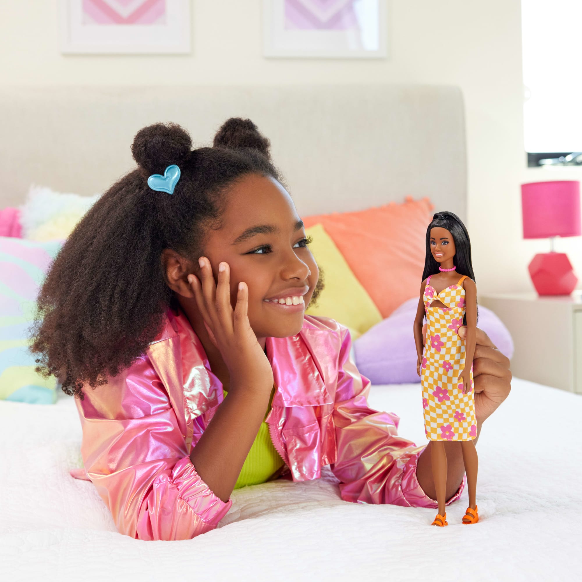 Kareli Ve Çiçekli Midi Elbisesiyle Siyah Saçlı Barbie Fashionistas Bebek (233)